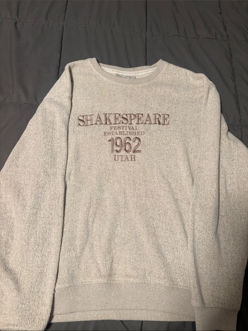 Men's Light Gray Crewneck Sweater with 'Shakespeare' Embroidery